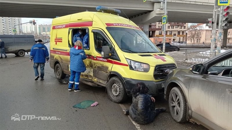 Авария дня. ДТП с машиной скорой помощи в Екатеринбурге, в котором пострадал пешеход