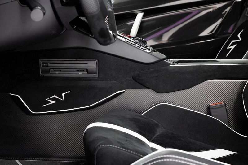 Великолепный Lamborghini Aventador SV в цвете Viola отдает дань уважения своему дедушке Diablo