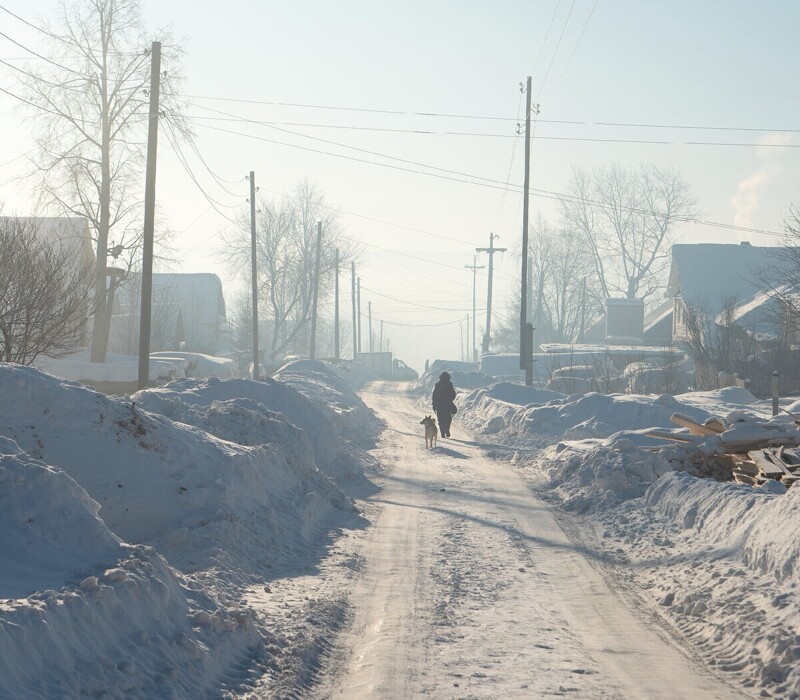 Деревенская улочка в утренней морозной дымке деревня Осокино.