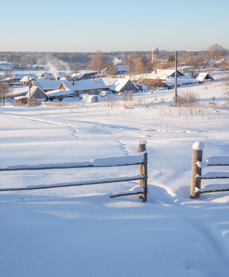Морозное утро в уютной деревеньке.