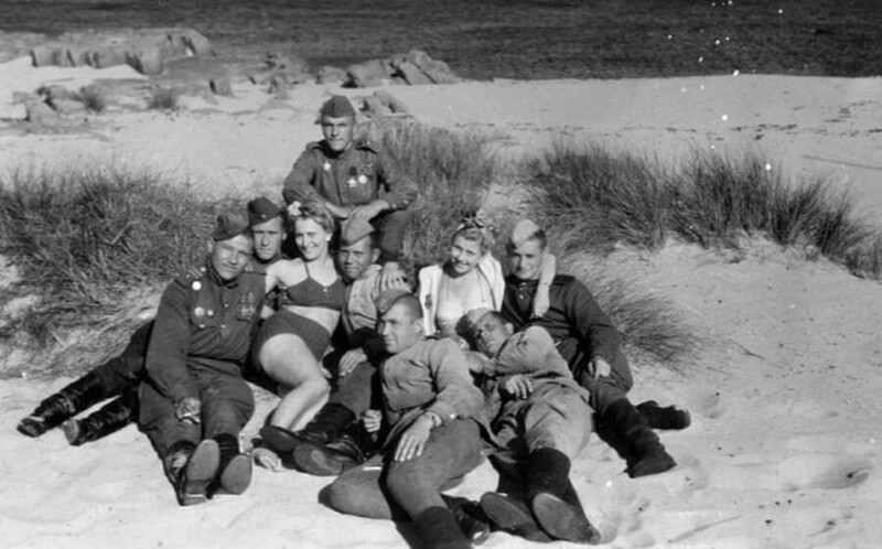 Советские солдаты отдыхают на пляже острова Борнхольм с местными девушками. 1945-1946 года. Дания