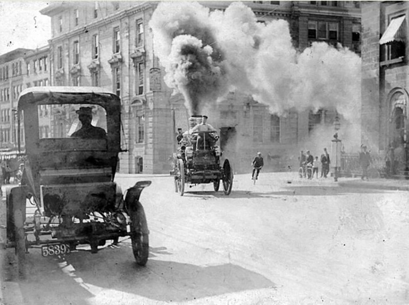 Паровая пожарная машина города Ванкувера (Канада) спешит на вызов. 1908 год