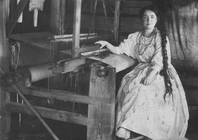 Крестьянка у ткацкого станка. Костромская губ., Кинешемский уезд, 1900-е