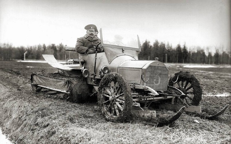 Князь В.Н. Орлов за рулём Mercedes-Kégresse № 3 во время испытаний по весенней распутице.