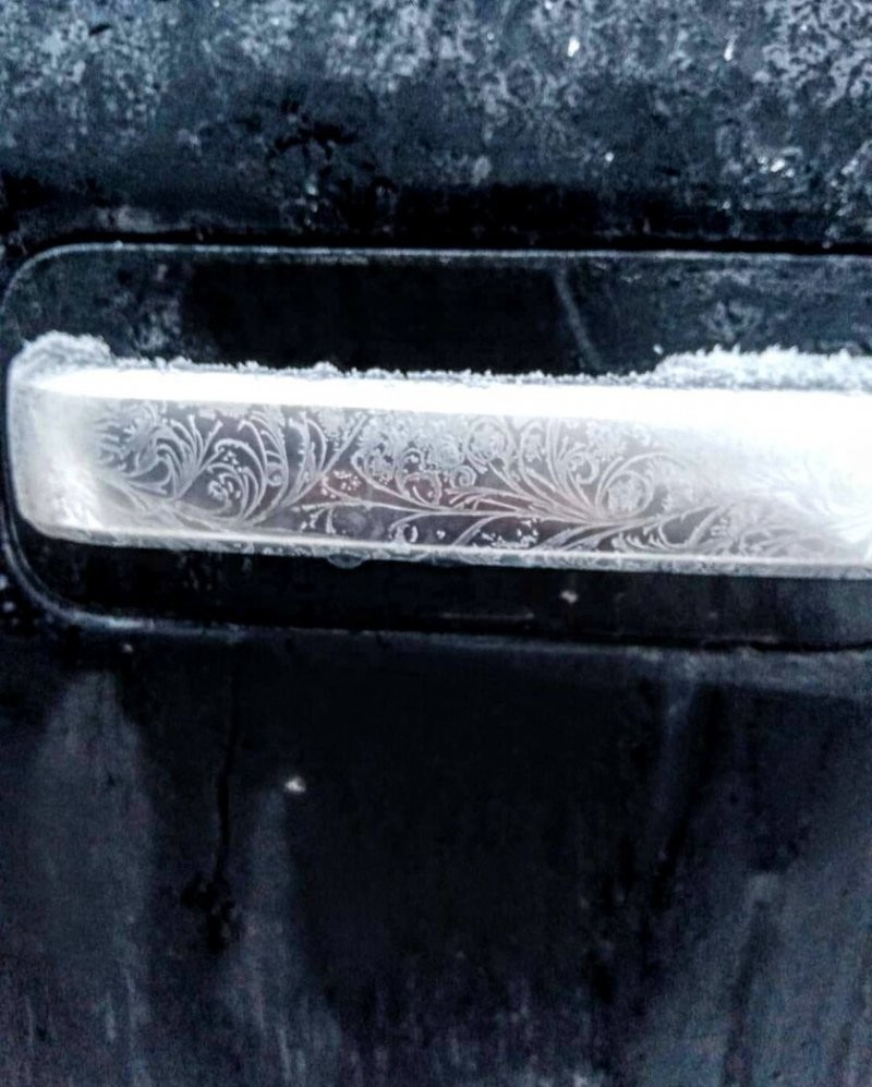 Безумно красивый морозный узор на ручке двери автомобиля