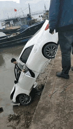 Улетел в речку