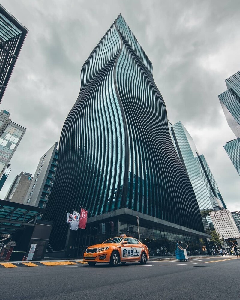 Seocho Garak Tower East с уникальной волнистой архитектурой в Сеуле, Корея
