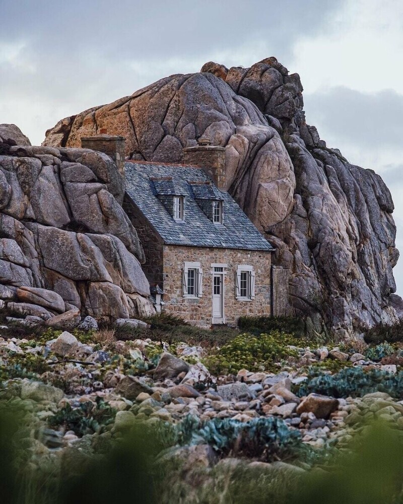 Дом среди скал, деревня Плугрескант, Франция