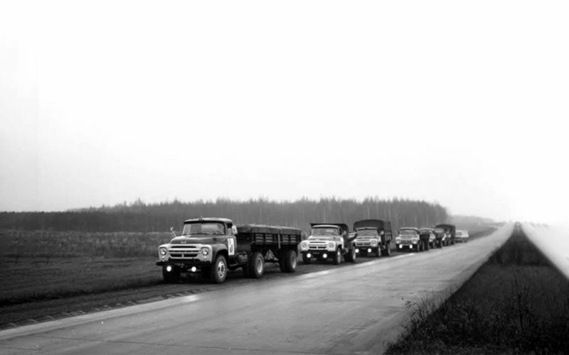 Колонна автомобилей ЗИЛ на пробеге В/О Автоэкспорт 1965 года