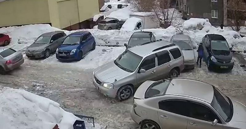 Автомобилистка из Новосибирска продемонстрировала невероятные навыки управления автомобилем