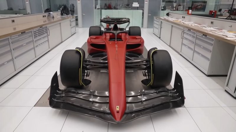 Посмотрите видео о том, как Ferrari украшает наклейками свою новую машину F1