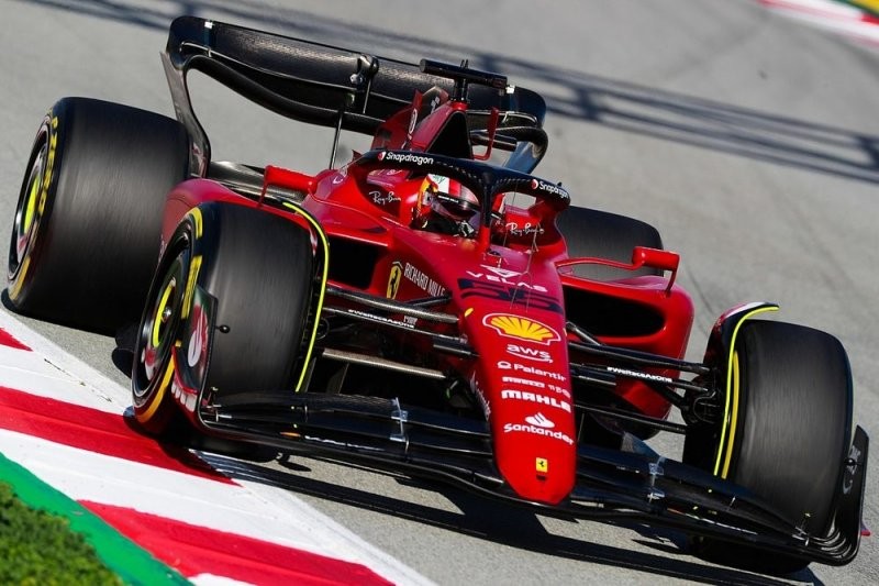 Посмотрите видео о том, как Ferrari украшает наклейками свою новую машину F1