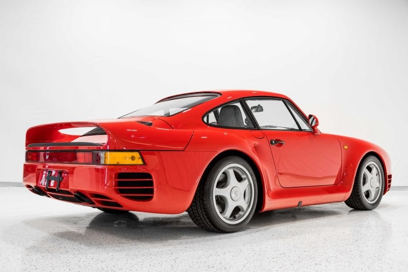 Один из редчайших Porsche 959 с минимальным пробегом продали за 2,1 млн долларов