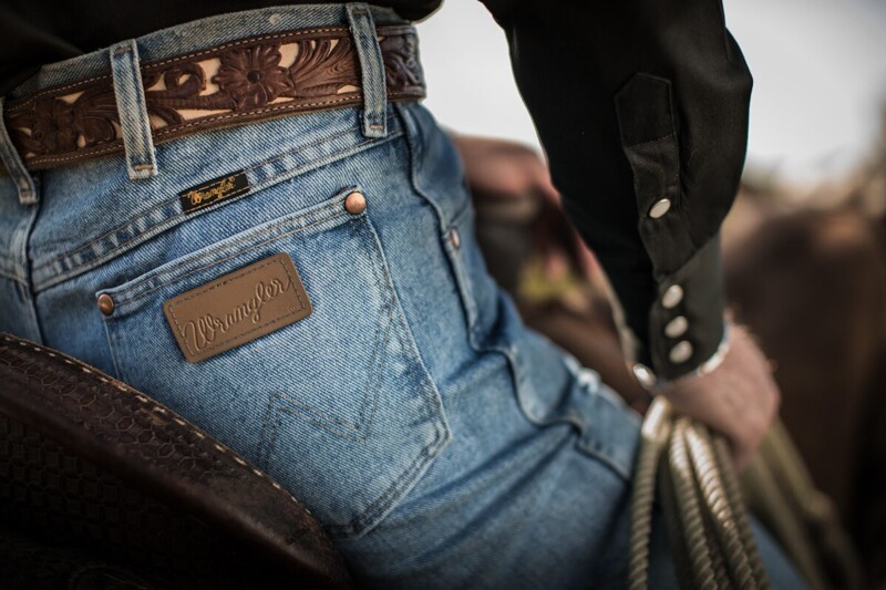 Зачем на заднюю часть джинсов больше 100 лет крепят эту кожаную этикетку?