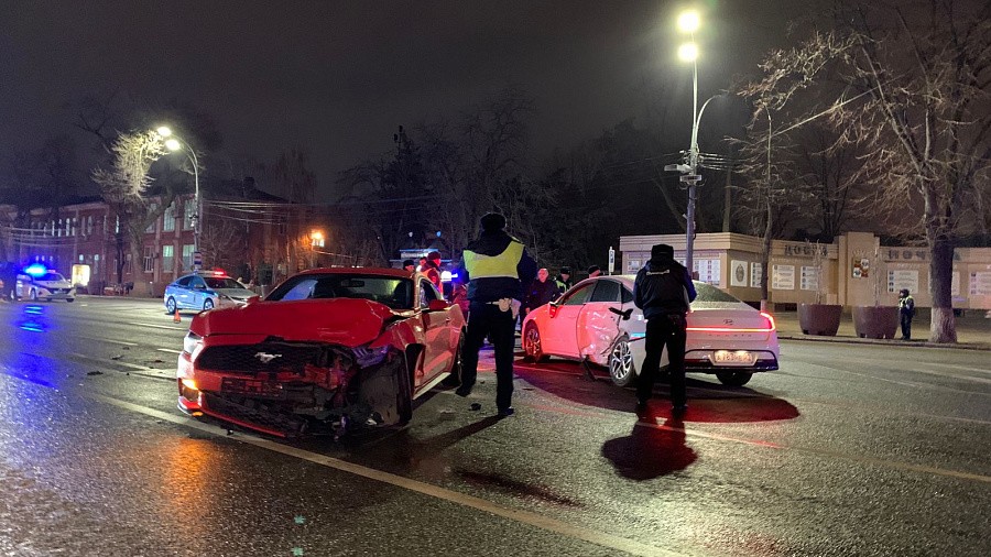 В Краснодаре лихач на "Мустанге" протаранил две машины, сбил инспектора ДПС и попытался сбежать