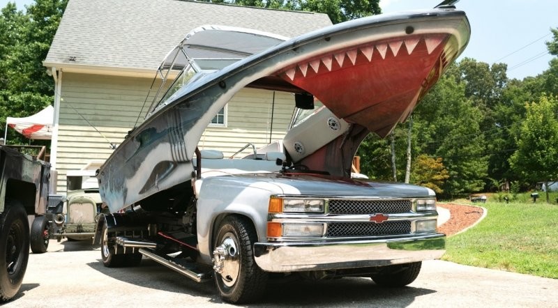Энтузиаст превратил грузовик Chevy и лодку в подобие гигантской сухопутной акулы