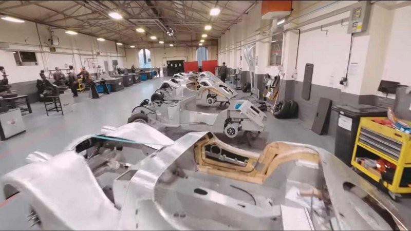 Видеотур с дрона по заводу Morgan, где собирают автомобили по старинке, как и 108 лет назад