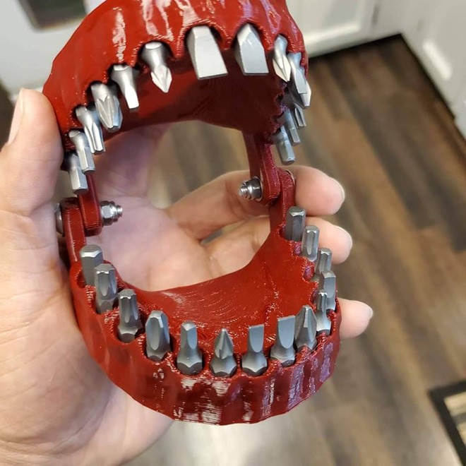 Органайзер для бит в виде вставной челюсти: достойное применение 3D-принтера