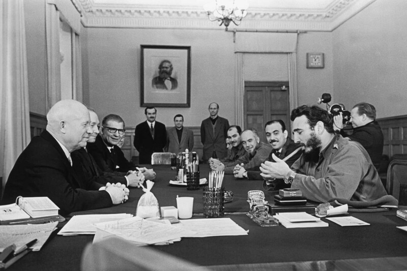 Фидель Кастро курит сигару во время встречи в Кремле, 1963 год