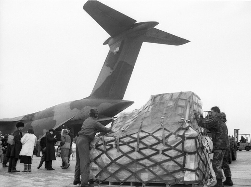 Работники аэропорта разгружают самолет ВВС США, Lockheed C-5 Galaxy прибывший в Москву с грузом гуманитарной помощи, 10 февраля 1992 г
