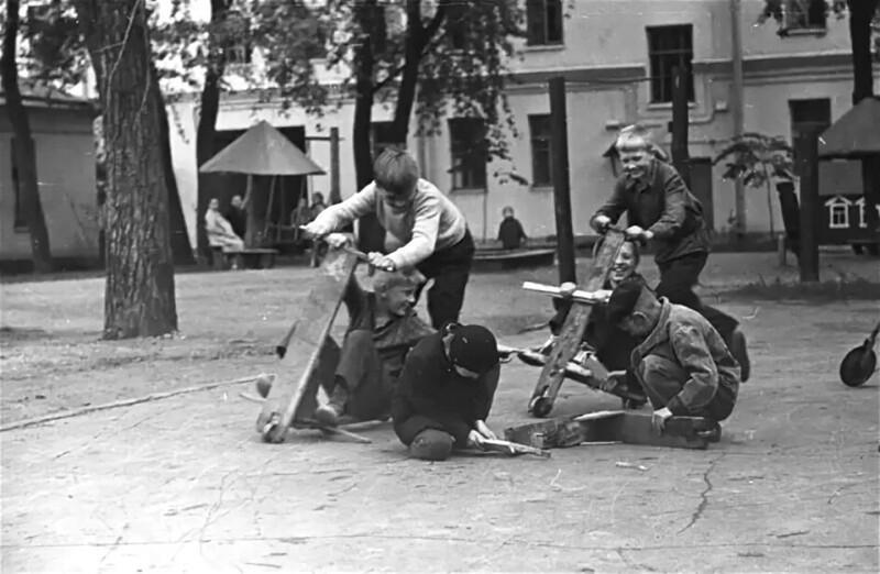 Самокаты московского дворика. СССР. 1952 г. Фото Владимира Богданова