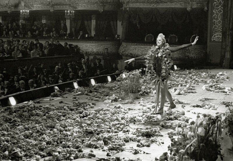 Майя Плисецкая принимает овации зрительного зала, 1980 год