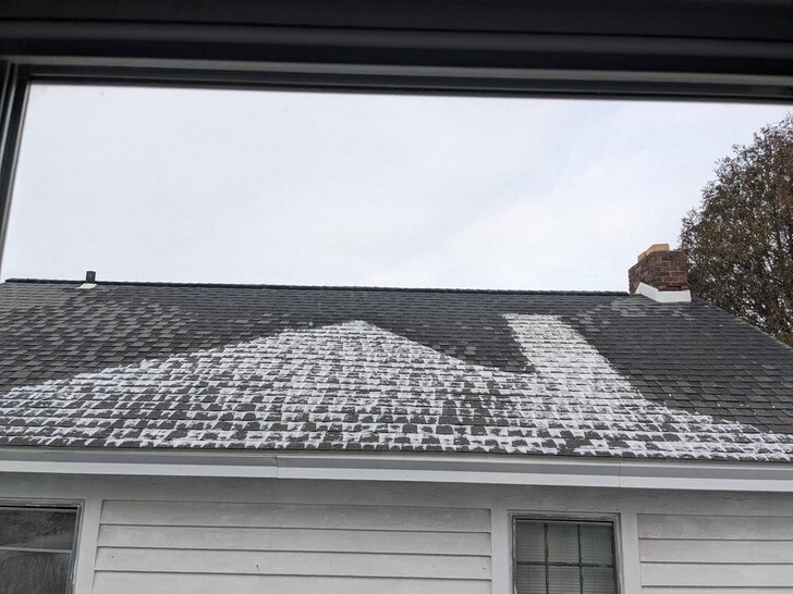 Снег соседской крыши. Вид на крышу соседнего дома.