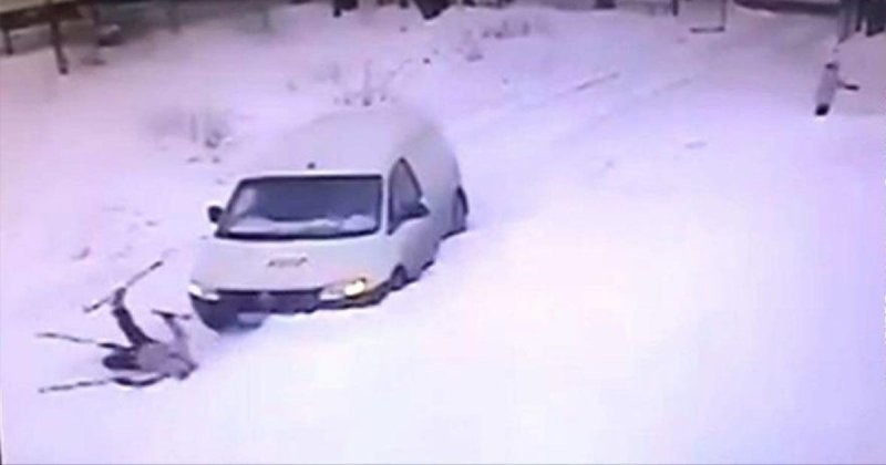 Таких водителей нужно прав лишать: в Северодвинске на территории школы сбили ребёнка