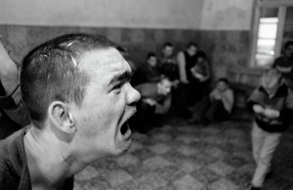 Мир сегодня похож на психиатрическую клинику: 20 страшных фото тех, о ком мало кто помнит