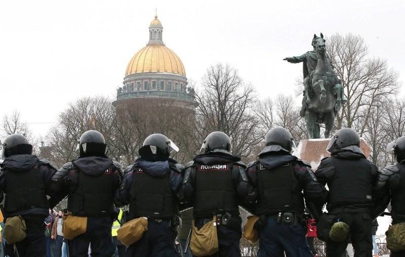 Уголовщина зомбирует петербуржцев митингами на Гостинке