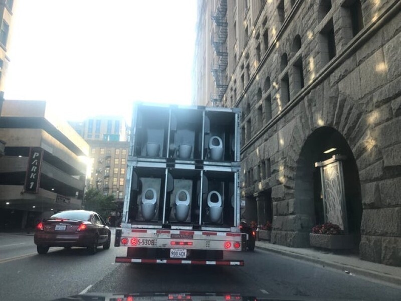 Машина, перевозящая портативные туалеты в центре Чикаго