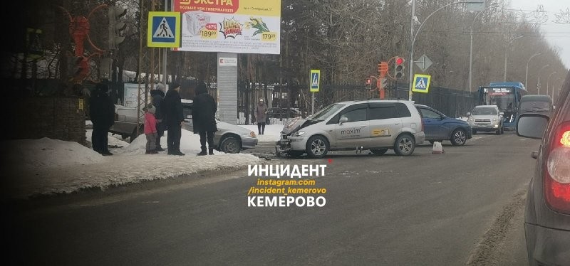 Безрассудный левый поворот: момент ДТП на перекрёстке в Кемерово