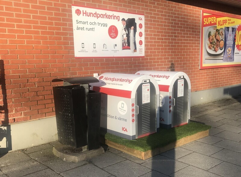 В Швеции перед крупными торговыми центрами есть парковки для собак