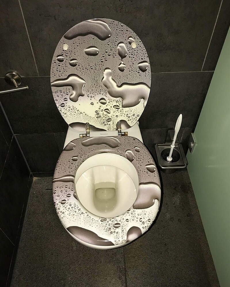 Такой дизайн унитаза в общественном туалете заставляет в ужасе вспомнить все бабушкины советы по гигиене