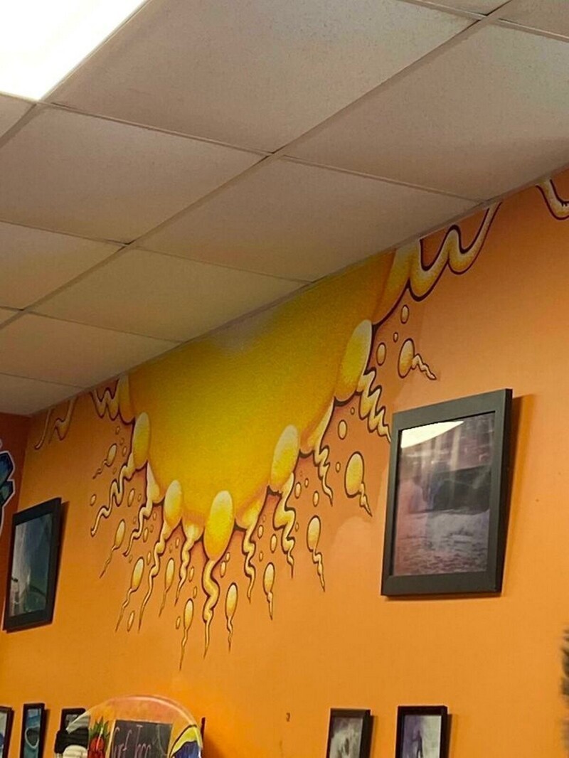 Кто-нибудь, кроме дизайнера, понял, что на стене ресторана нарисовано Солнце?