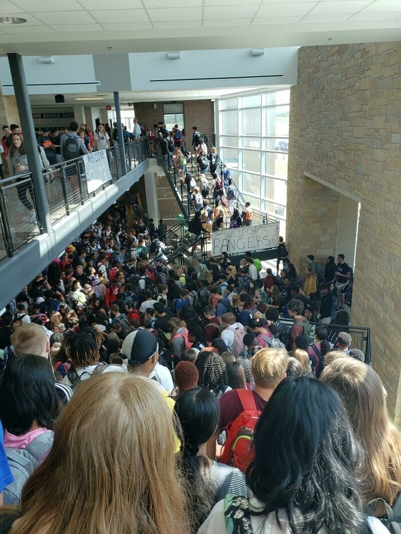 "В нашей школе есть место, где пересекаются все коридоры. Там постоянно жуткая толпа!"