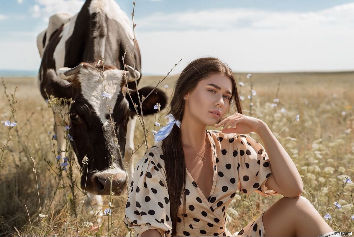 Ленка доярка. Девушка корова. Фотосессия с коровой в поле. Девушка и корова в деревне. Фотосет с коровами.