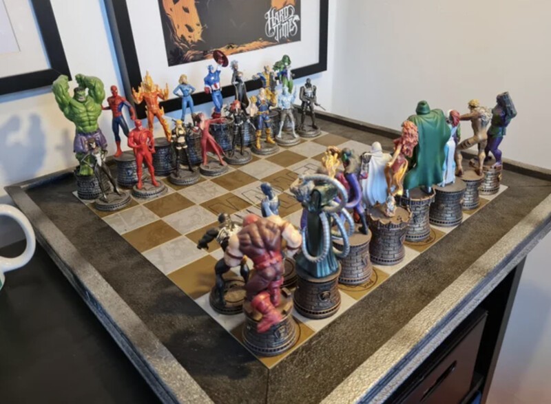 2. Набор шахмат с фигурами персонажей комиксов