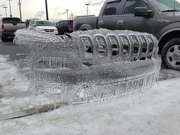 17. Похоже на невидимую машину, покрытую льдом. Но это просто "статуя" из льда, оставшаяся от машины, выехавшей с парковочного места