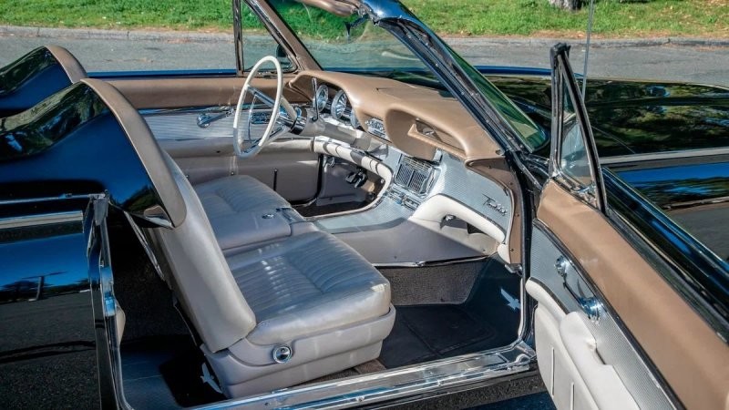 Ford Thunderbird Sport Roadster — немедленно спрячьте задние кресла