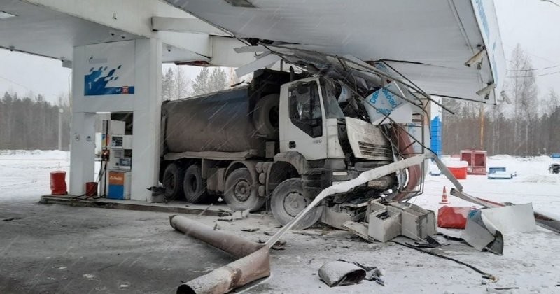 На Урале грузовик врезался в автозаправочную станцию