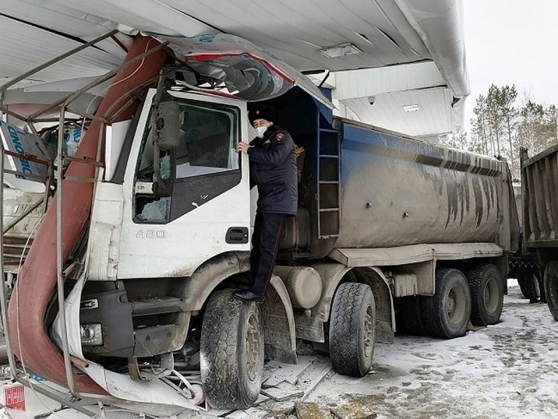 На Урале грузовик врезался в автозаправочную станцию