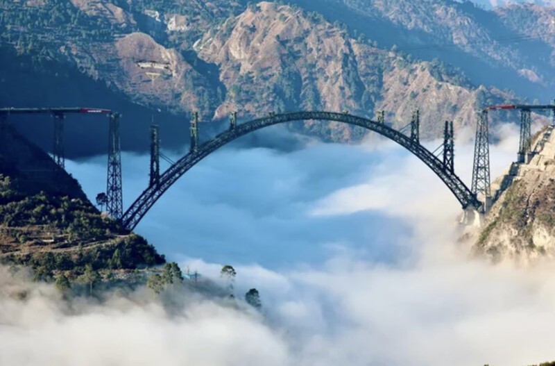 11. Самый высокий в мире арочный мост возвышается над облаками