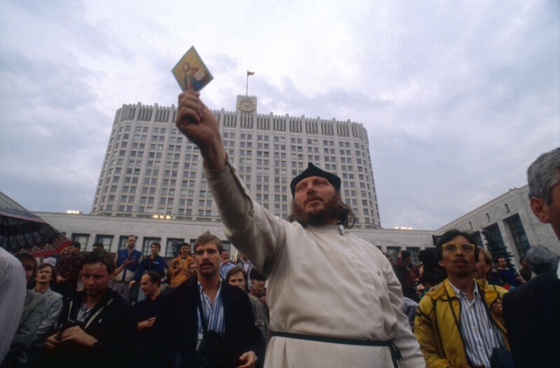 1991. Мужчина держит икону во время митинга возле Белого дома во время попытки государственного переворота