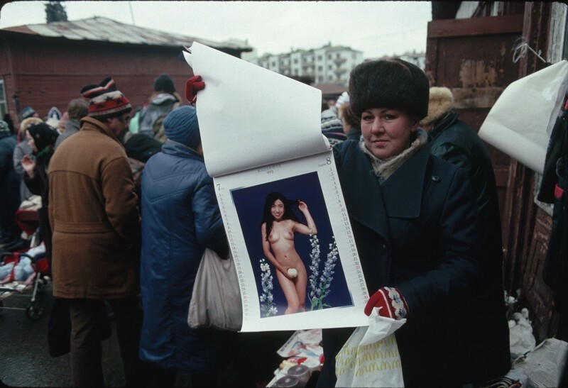 1991. Женщина продает календарь
