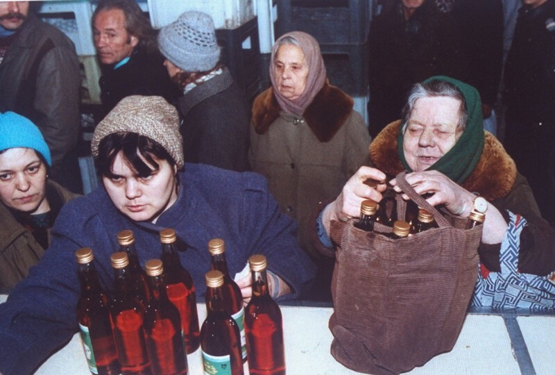 1991. Женщины покупают спиртное. 16 ноября
