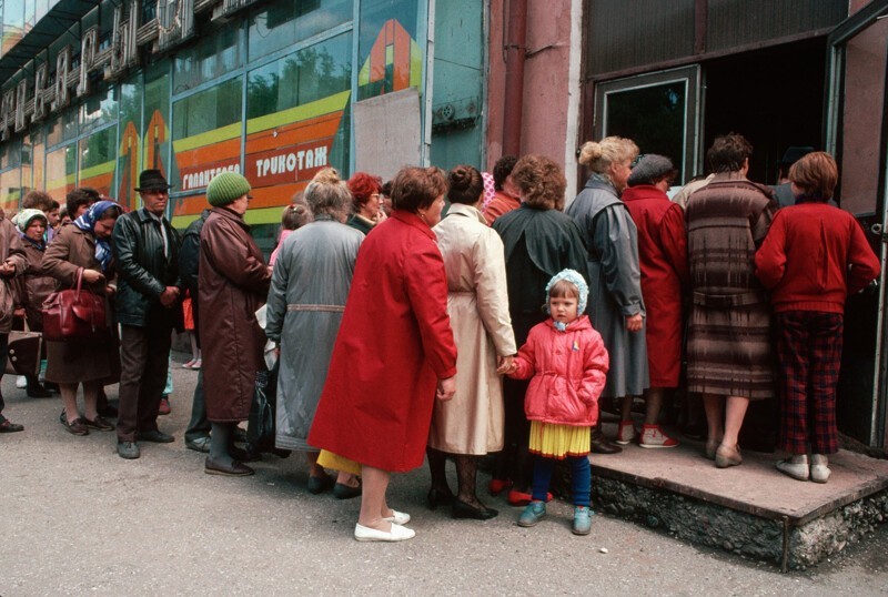 1991. Сибиряки выстраиваются в очередь возле магазина