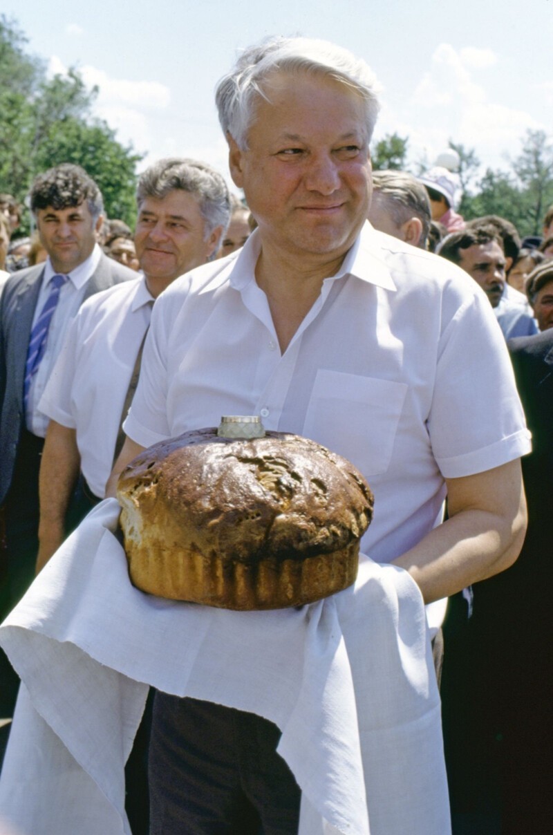  1991. Бориса Ельцина встречают хлебом-солью в российской деревне. Июль