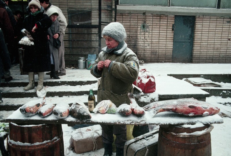1991. Женщина продает рыбу на московской улице