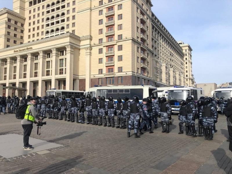 МВД официально: В Москве в несогласованной акции приняли участие около 2,5 тыс человек, задержаны 1,7 тысяч